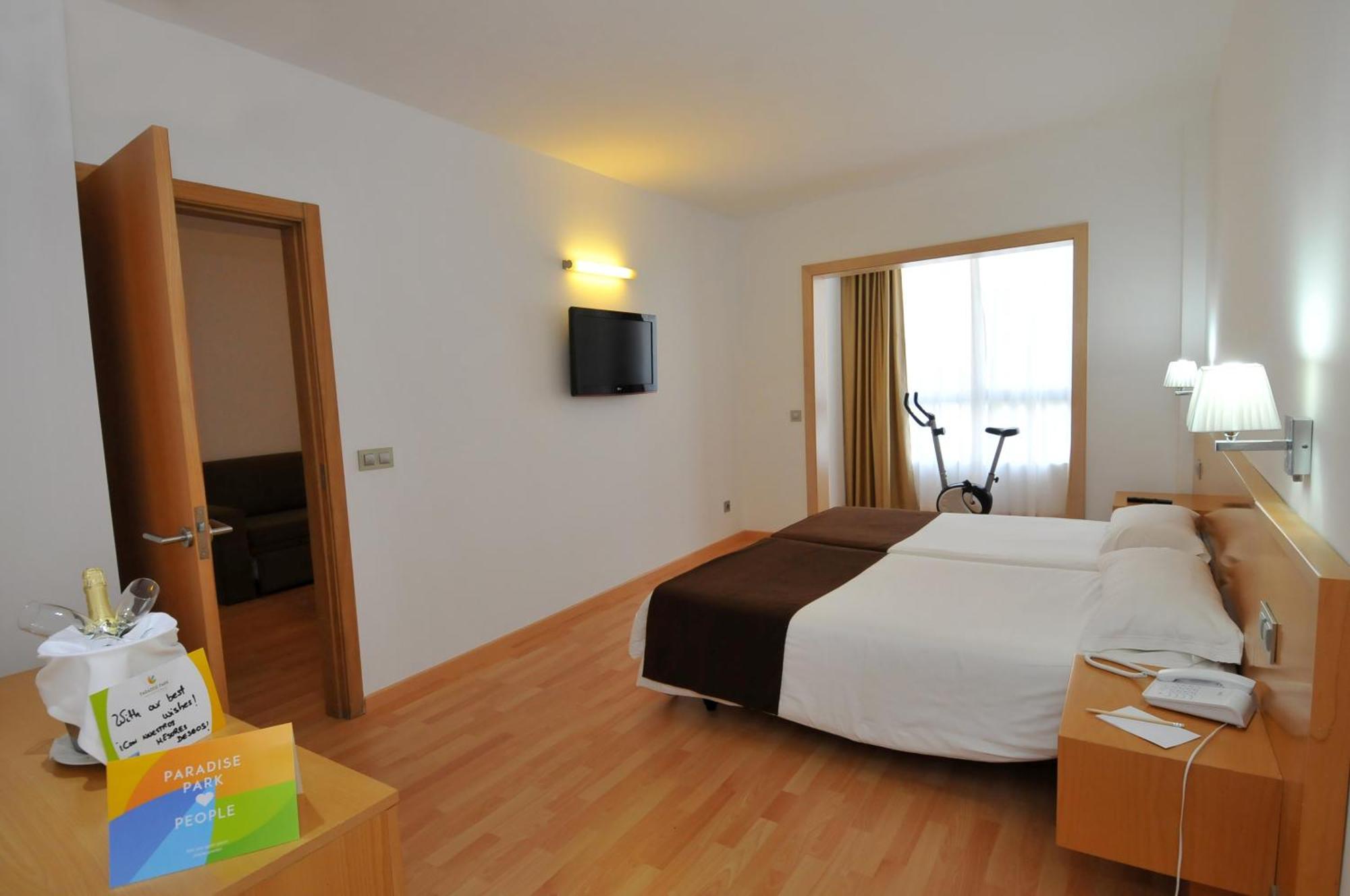Chambre Familiale Premium (2 Adultes + 1 Enfant)